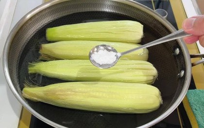 Cho 2 thứ màu trắng này vào luộc ngô đảm bảo dẻo, ngọt, thơm nức mũi: KHÔNG phải đường!