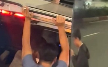 Giải cứu hành khách trên xe 12 chỗ lật nhào giữa đường ở Bình Dương