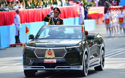Những chiếc xe mui trần của VinFast xuất hiện tại lễ diễu binh, diễu hành “50 năm có một” có gì đặc biệt?