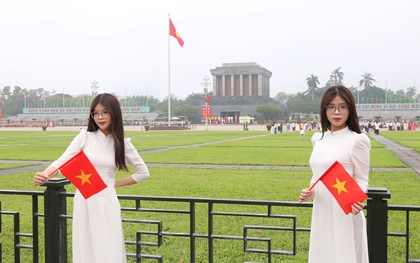 Dậy từ 4h để ghé thăm Lăng Bác trước ngày đại lễ 30/4: Tưởng là sớm, ai ngờ đã thấy "biển" người cũng đến cùng giờ!
