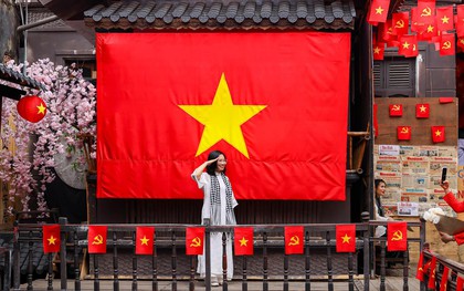 Quán cà phê Hà Nội đồng loạt 'thay áo' chào mừng Đại lễ 30/4