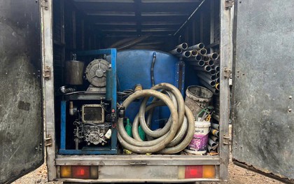 Kinh hãi xe hút bồn cầu vừa xong liền mang đổ ra sông