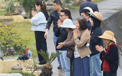 Người dân Hà Nội đi tảo mộ ngày Tết Thanh minh, nhiều người hối hận vì chưa kịp nói “con yêu bố mẹ nhiều lắm”