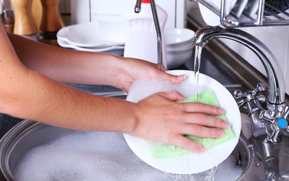 4 kiểu rửa bát càng rửa càng bẩn, tự nuôi mầm bệnh: Tưởng “biết rồi, khổ lắm, nói mãi” nhưng nhiều người vẫn sai