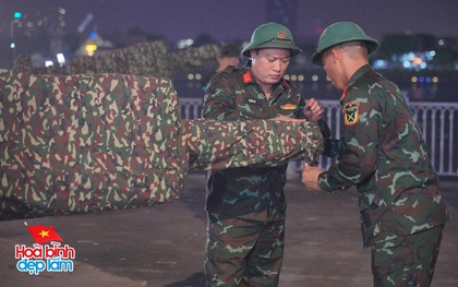 Chính thức thu dọn pháo lễ ở Bến Bạch Đằng: Người dân lưu luyến, tranh thủ check-in khoảnh khắc cuối cùng
