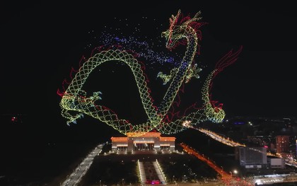 Hé lộ bí mật đằng sau màn trình diễn hàng nghìn drone trên trời: Dùng 200 chiếc đã tốn hơn 2,5 tỷ