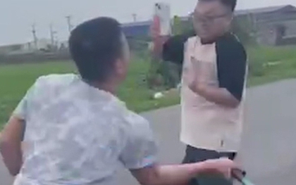 Bắt khẩn cấp tài xế bán tải dùng gậy bóng chày đánh người sau va chạm giao thông