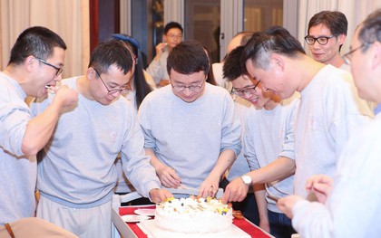 Bạn học giàu có mời họp lớp, đãi tiệc, chỉ mình tôi không được mời: Ban đầu giận dữ, sau lại cảm thấy may mắn