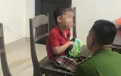 Công an giúp bé trai lạc mẹ khi đi tắm biển kỳ nghỉ lễ 30/4 ở Huế