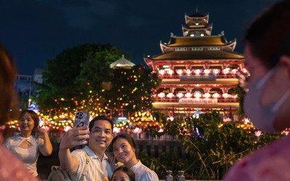 Hàng nghìn người dân, phật tử đổ về chùa Pháp Hoa thả hoa đăng mừng lễ Phật đản
