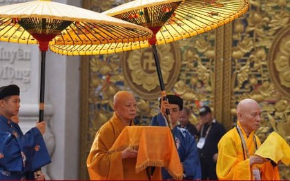 Dòng người cung thỉnh Xá lợi trái tim Bồ tát Thích Quảng Đức vào tháp Đa Bảo