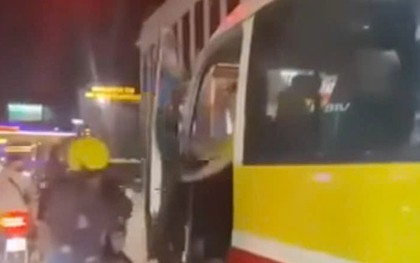 Triệu tập tài xế xe buýt cố tình mở cửa va vào xe máy chở trẻ nhỏ