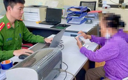 Trên đường ra ngân hàng, cụ bà 77 tuổi ghé vào trụ sở Công an xin tư vấn, nhờ đó thoát bẫy lừa đảo tinh vi