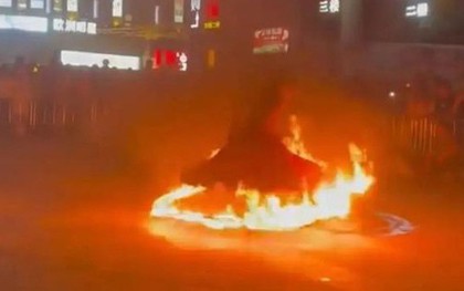 Người đẹp bị bỏng khi biểu diễn múa "váy lửa"