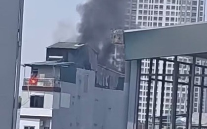Hà Nội: Cháy nhà cao tầng trong ngõ Triều Khúc, nhiều người bỏ chạy ra ngoài
