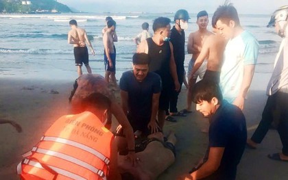 Cứu hai cậu cháu bị đuối nước khi tắm biển Đà Nẵng