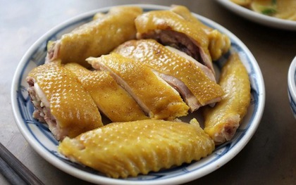 Vì sao gà luộc để lâu có "mùi cũ hâm lại"?