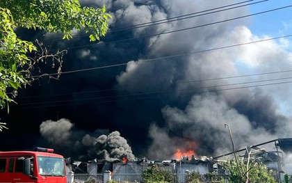 Khói lửa trùm kín nhà xưởng ở Bình Dương, hàng chục người chữa cháy