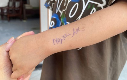 Tôi ám ảnh vì dòng chữ nhắc "Nộp tiền học" được viết trên tay đứa trẻ: Thay vì tiện lợi, xin hãy chọn lòng tôn trọng!