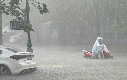 Nhiều tuyến đường ở thành phố Bắc Giang ngập sâu trong nước