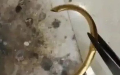 Lắc tay bằng vàng "bỗng nhiên" bị giảm gần nửa chỉ, người phụ nữ sốc nặng khi nghe giải thích của chủ tiệm vàng