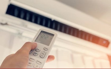Ngủ phòng kín, bật điều hòa có khiến cơ thể mệt mỏi, rụng tóc?