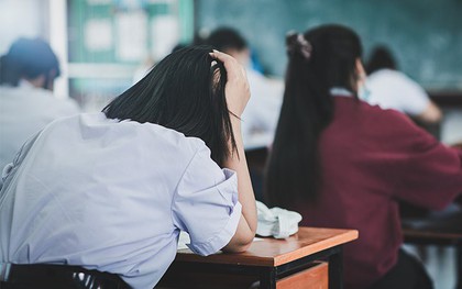Bỗng một ngày con cái không còn muốn lớn nữa, cha mẹ bàng hoàng nhận ra mình đã vô tình khiến con tụt lùi vì lý do tưởng tốt đẹp: "Muốn tốt cho con"