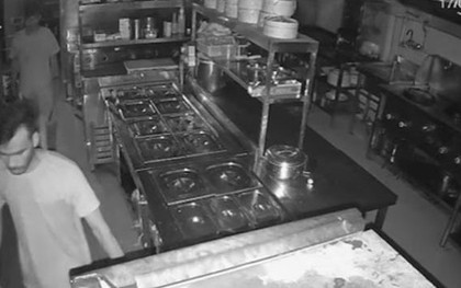 Đột nhập cửa hàng bánh kẹo, 2 tên trộm có hành động khiến nhiều người sốc nặng