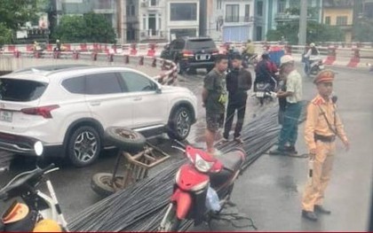 Xe tự chế làm rơi bó sắt dài 12m, cầu Chương Dương ùn ứ kéo dài