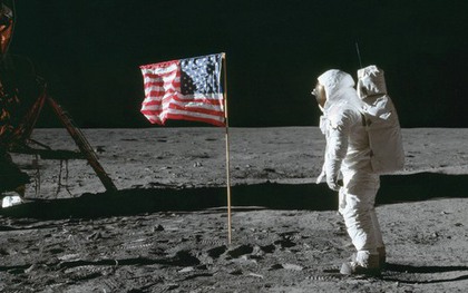 Neil Armstrong là người đầu tiên đặt chân lên Mặt Trăng, vậy ai là người chụp lại bức hình này?