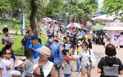 Vườn thú Hà Nội đông nghịt người đến tham quan trong ngày thứ 3 của kỳ nghỉ lễ 30/4 - 1/5