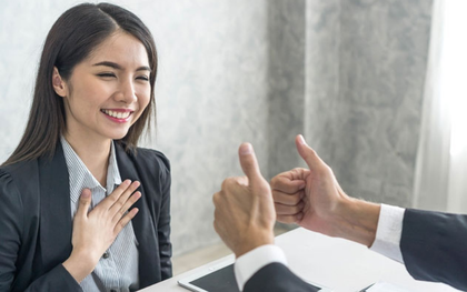 Khi được khen “bạn giỏi quá”, người thường nói “cảm ơn”, người EQ cao trả lời đầy tinh tế khiến người nghe mát lòng