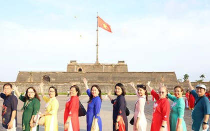 Du khách nườm nượp đến cố đô Huế