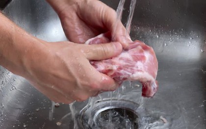 Thịt, cá mua từ siêu thị về có cần rửa lại không? Chuyên gia cảnh báo