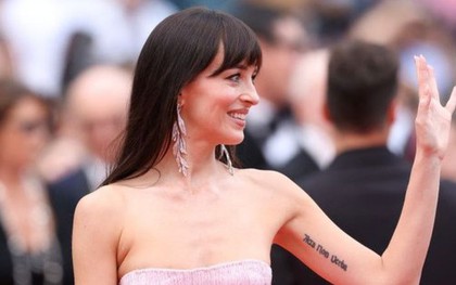 Nữ diễn viên '50 sắc thái' gầy trơ xương, mỹ nhân Pháp diện váy phản cảm tại Cannes