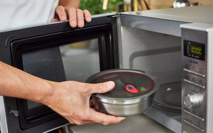 Vì sao không được cho đồ kim loại vào lò vi sóng?