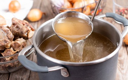 Cho đá lạnh vào nồi nước hầm xương có tác dụng gì?