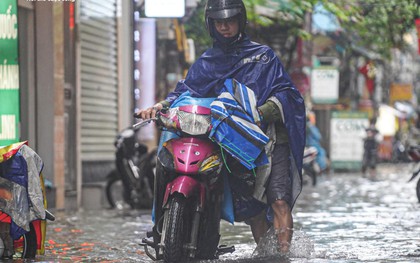 Mưa xối xả nhiều giờ, dân Hà Nội bì bõm lội nước dắt xe