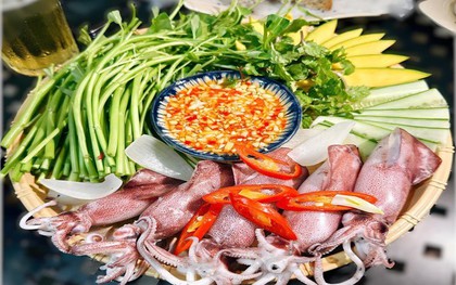 Về phố biển 'đu trend' cuốn mực tươi rau muống