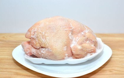 Cách rã đông gà nguyên con chuẩn để giữ hương vị