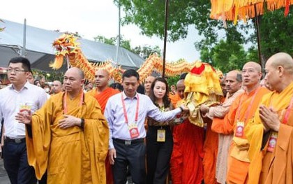 Hàng vạn người dân, phật tử đội mưa đến chùa Phúc Sơn chiêm bái xá lợi Phật