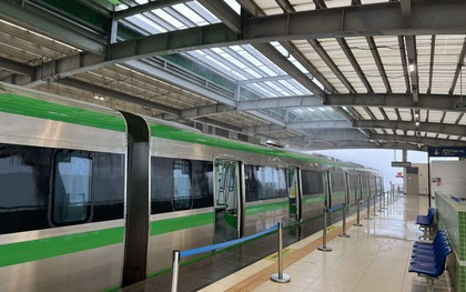 Hà Nội: Nước mưa chảy lênh láng khắp đoàn tàu và sàn nhà ở nhà ga tàu Cát Linh - Hà Đông