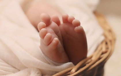 Cha say rượu nằm ngủ đè con gái 28 ngày tuổi tử vong vì ngạt thở