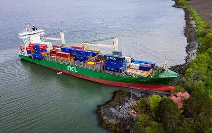 Tàu container khổng lồ mắc cạn ngay trước cửa nhà dân