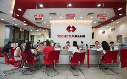 Vietcombank, Techcombank… tạm ngừng giao dịch rút, chuyển tiền với các khách hàng này