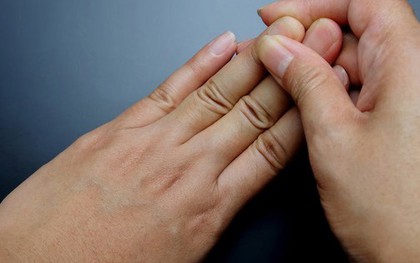 Nhìn tay đo tuổi thọ: Ai có 5 dấu hiệu này trên ngón tay thường sống rất lâu!