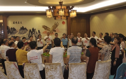 Đi họp lớp sau 20 năm, lớp trưởng âm thầm thanh toán hóa đơn rồi ra về, nửa đêm nhận được 35 triệu chuyển khoản mà bật khóc