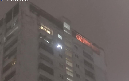Cháy lớn ở tầng 27 chung cư C2 Xuân Đỉnh (Hà Nội), khói đen bốc nghi ngút