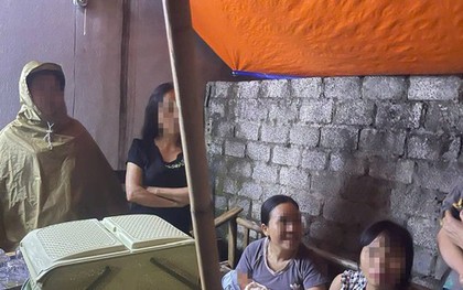 Bé gái sơ sinh bị bỏ lại cùng bức tâm thư trước cổng nhà vợ chồng hiếm muộn
