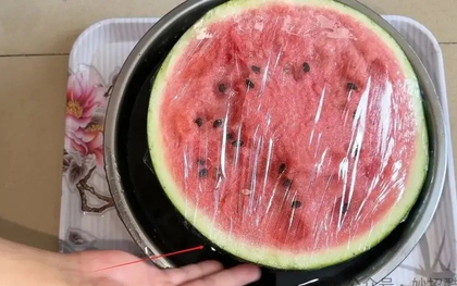Tôi ngỡ ngàng với mẹo giữ dưa hấu đã bổ tươi ngon cả tuần không cần tủ lạnh từ người nông dân già!
